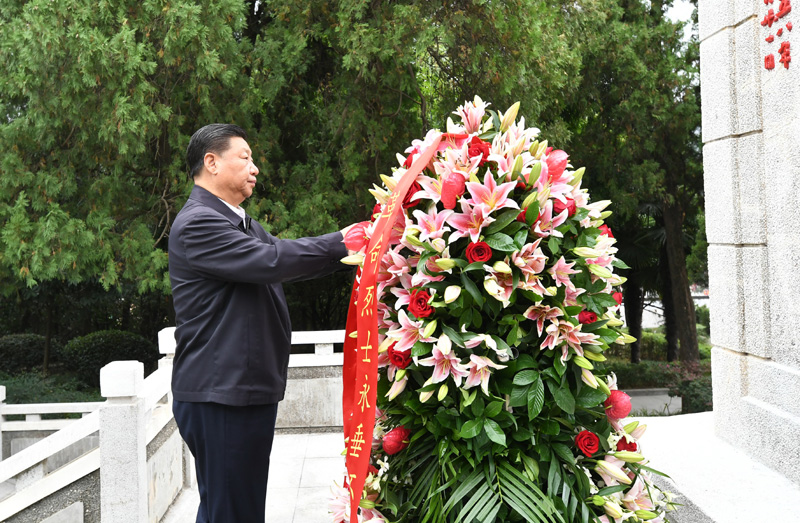 　　9月16日至18日，中共中央總書記、國(guó)家主席、中央軍委主席習(xí)近平在河南考察。這是16日下午，習(xí)近平來到位于信陽市新縣的鄂豫皖蘇區(qū)首府烈士陵園，瞻仰革命烈士紀(jì)念碑，向革命先烈敬獻(xiàn)花籃。 新華社記者 謝環(huán)馳 攝