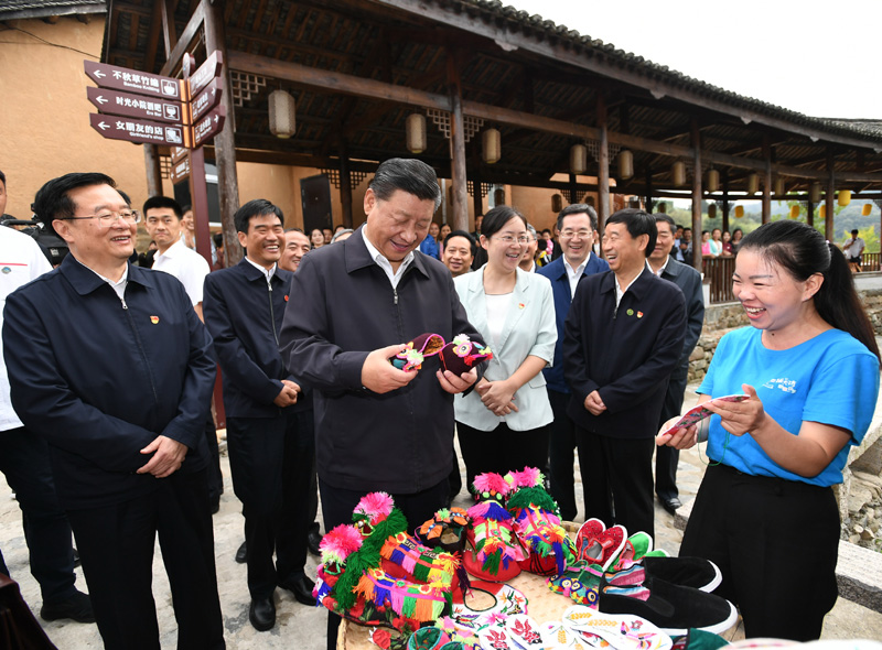 　　9月16日至18日，中共中央總書記、國(guó)家主席、中央軍委主席習(xí)近平在河南考察。這是16日下午，習(xí)近平在信陽市新縣田鋪鄉(xiāng)田鋪大塆考察調(diào)研。 新華社記者 謝環(huán)馳 攝