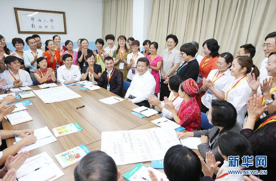 9月9日，中共中央總書記、國家主席、中央軍委主席習近平來到北京師范大學看望教師學生，向全國廣大教師和教育工作者致以崇高的節(jié)日敬禮和祝賀。這是習近平同正在北師大參加“中小學教師國家級培訓計劃”的貴州小學骨干語文教師交流。新華社記者 姚大偉 攝