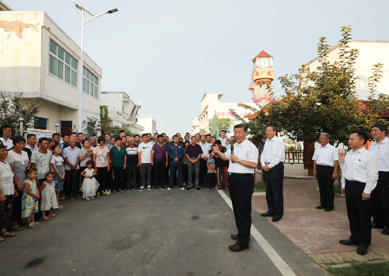 8月18日至21日，中共中央總書記、國家主席、中央軍委主席習(xí)近平在安徽省考察。這是18日下午，習(xí)近平在阜陽市阜南縣蒙洼蓄洪區(qū)曹集鎮(zhèn)利民村西田坡莊臺，看望慰問受災(zāi)群眾。