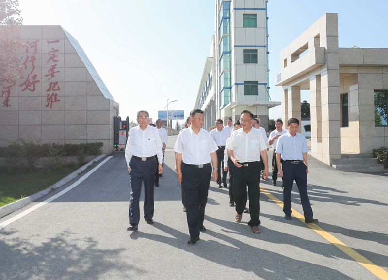 8月18日至21日，中共中央總書記、國家主席、中央軍委主席習(xí)近平在安徽省考察。這是18日下午，習(xí)近平在阜陽市阜南縣王家壩閘考察，了解安徽省防汛工作及王家壩開閘分洪情況。