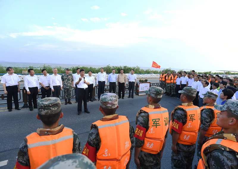 8月18日至21日，中共中央總書記、國家主席、中央軍委主席習(xí)近平在安徽省考察。這是19日下午，習(xí)近平在合肥市肥東縣十八聯(lián)圩生態(tài)濕地蓄洪區(qū)巢湖大堤上，親切看望慰問在防汛抗洪救災(zāi)斗爭中犧牲同志的家屬、防汛抗洪一線人員、先進(jìn)典型代表和參加抗洪搶險的部隊官兵。